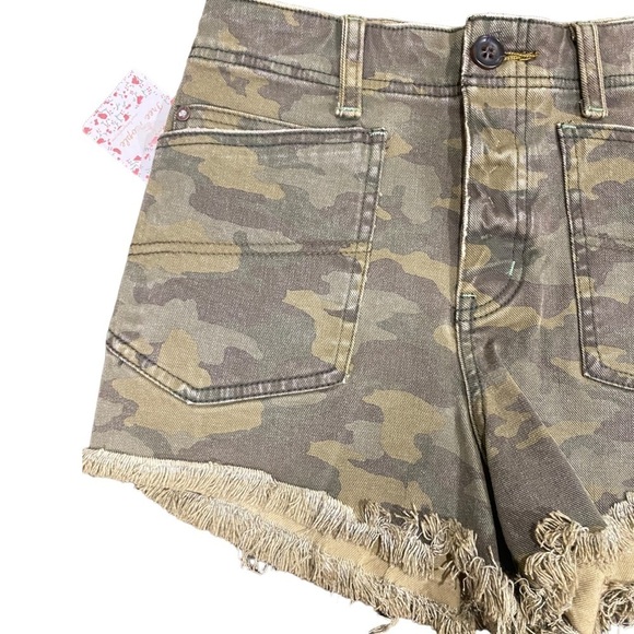 NWT FREE PEOPLE ARMY CAMO SHORTS  SZ 27CRVY BUTTON FLY HIGH WAISTED RAW HEM - Picture 6 of 15